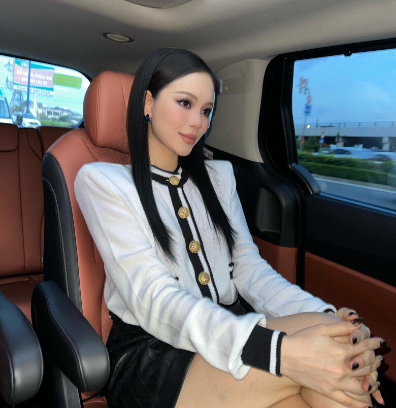 Tuy nhiên điểm làm cư dân mạng phải hết lời khen ngợi chính là phong cách trang điểm trông vô cùng tự nhiên nhưng chẳng kém phần sắc sảo khi nhấn vào phần mắt và hai bên má hồng làm vẻ ngoài của Linh Rin càng sang bần bật.