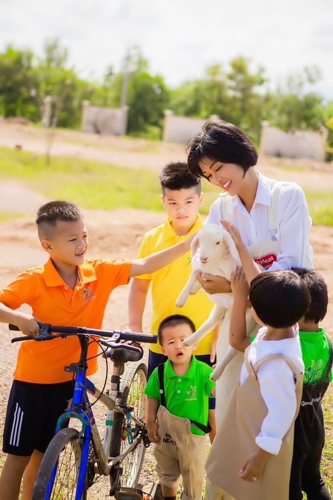 Hiện tại cô đã nuôi lại mái tóc dài, tạm rời xa showbiz để chăm sóc đàn con. 