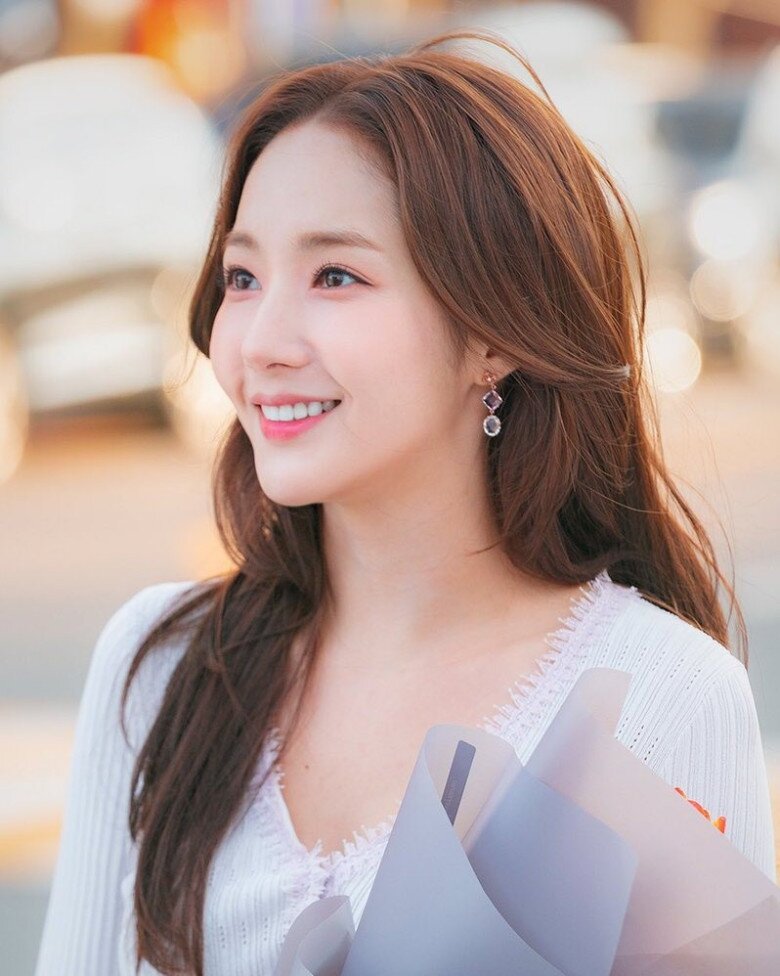 Bên cạnh đó, Park Min Young được mệnh danh là nữ hoàng dao kéo, không phải vì cô phẫu thuật thẩm mỹ nhiều mà vì phẫu thuật quá thành công rất tự nhiên, không có chút gượng gạo. Thậm chí, nữ diễn viên còn trở thành tiêu chuẩn phẫu thuật thẩm mỹ tại xứ Hàn. 