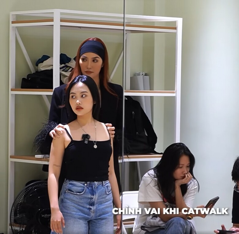 Thậm chí người hâm mộ còn “đào” lại đoạn video siêu mẫu Lan Khuê dạy Phương Mỹ Chi catwalk đầu năm nay khiến người xem càng thêm hoang mang. 