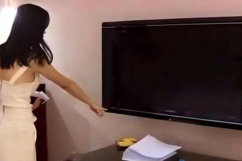 Người dọn phòng khuyên nên rút phích cắm TV ngay sau khi nhận phòng khách sạn, tại sao vậy? - 1