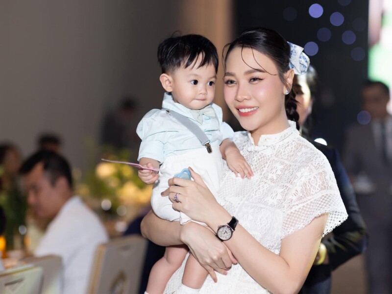 Trong ngày đặc biệt của con, Đàm Thu Trang nhắn nhủ: "Mẹ chẳng thể nào quên khoảnh khắc con chào đời. Mẹ mang bầu con nặng nề hơn chị ba Suchin rất nhiều. Em bé của mẹ hãy là một chàng trai vui vẻ, sống có trách nhiệm, là chỗ dựa tinh thần to lớn cho mẹ, chị ba Suchin". 
