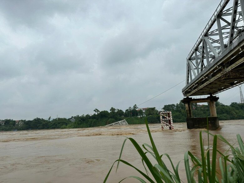 Chưa vơi nỗi đau bão Yagi tàn phá, sao Việt xót lòng vì sập cầu ở Phú Thọ: Xuân Bắc nghe tin mắt đỏ hoe - 1