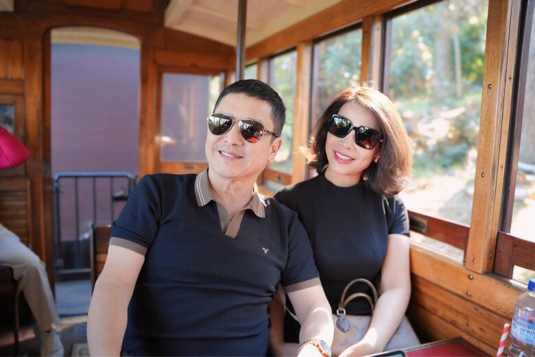 Chí Trung tận hưởng tuổi già bên bạn gái kém 17 tuổi.