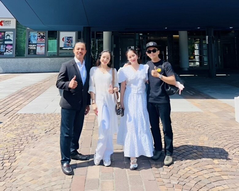 Khánh Thi chụp ảnh cùng ông xã Phan Hiển và tình cũ Chí Anh.