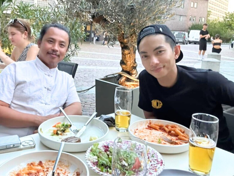 Chí Anh thân thiết với Phan Hiển khi hội ngộ tại Đức.