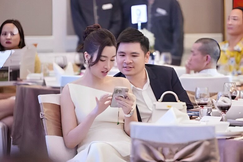 Con út bầu hiển chiều chuộng đỗ mỹ linh không phản đối vợ mặc sexy đưa đi chơi mua đồ hiệu không thiếu món nào - 1