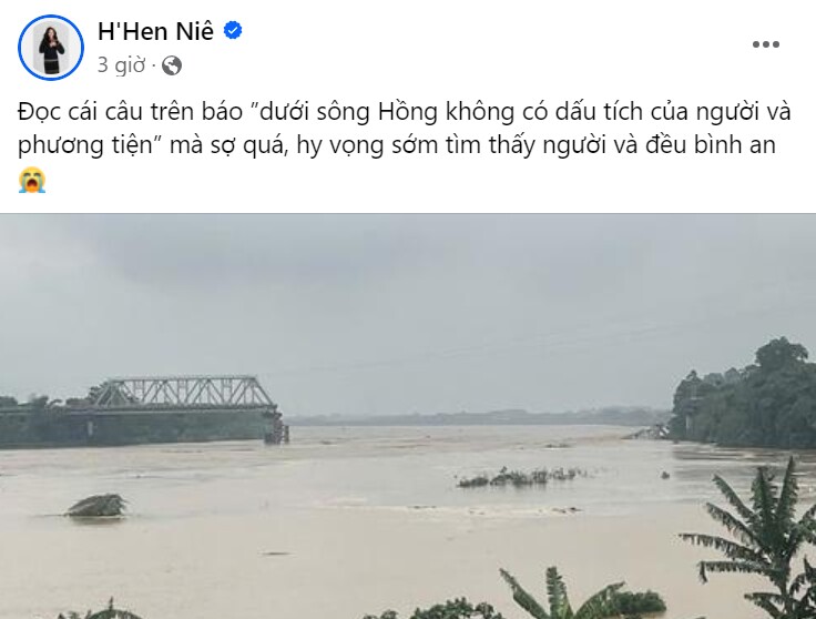 Hoa hậu HHen Niê cầu mong những nạn nhân trong vụ sập cầu được bình an. Cô chia sẻ: Đọc cái câu trên báo dưới sông Hồng không có dấu tích của người và phương tiện mà sợ quá, hy vọng sớm tìm thấy người và đều bình an. Bên dưới phần bình luận, nàng hậu nói thêm: Trên báo có video của xe lớn á, đau xót lắm, mọi người miêu tả nước xiết nữa. Trời ơi sao khủng khiếp quá.