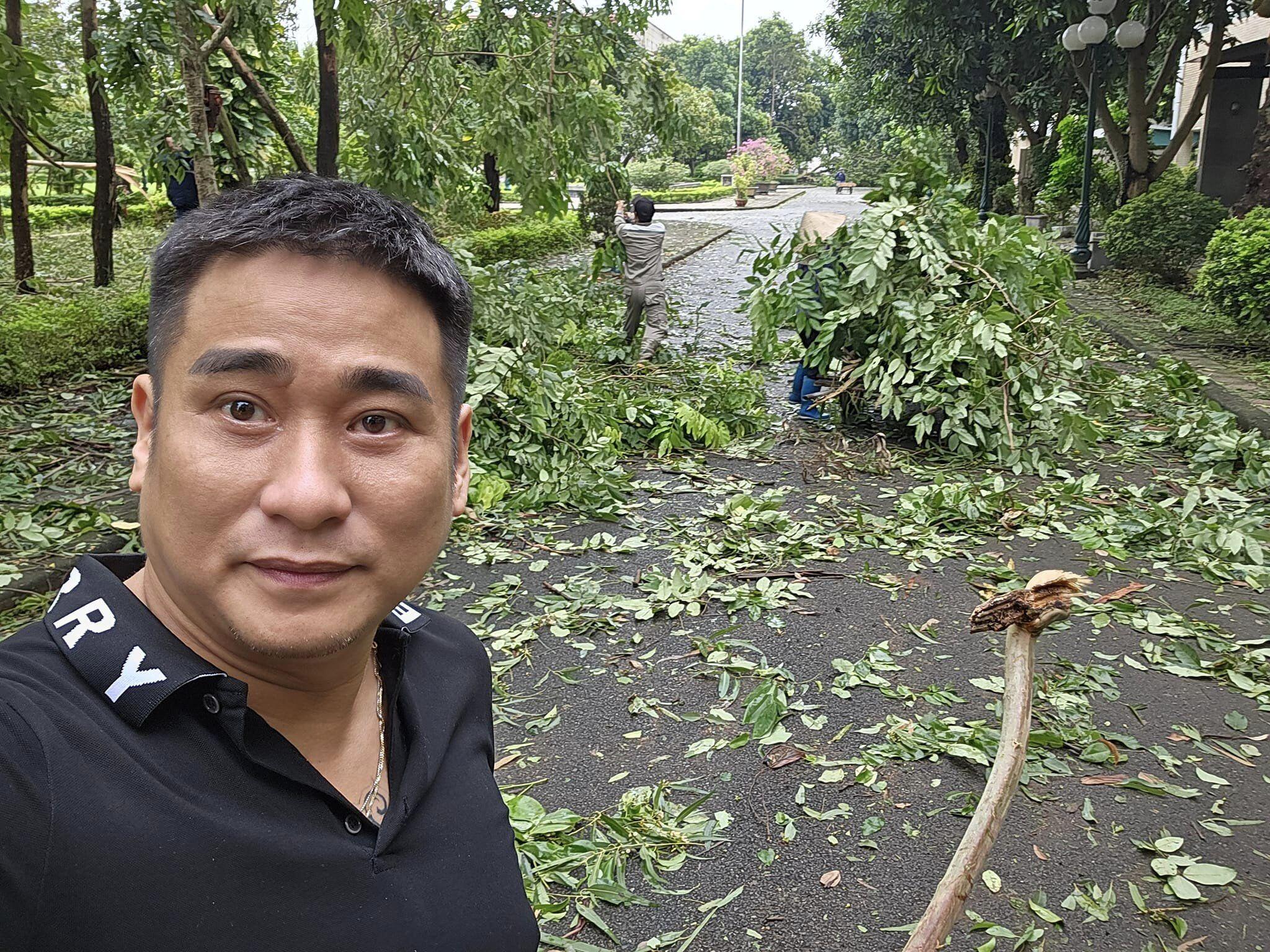 Trên trang cá nhân, diễn viên Minh Tiệp chia sẻ: Cùng nhau lao động dọn dẹp sau bão tại cơ quan. Cùng đồng lòng thì mọi thứ sẽ vượt qua.