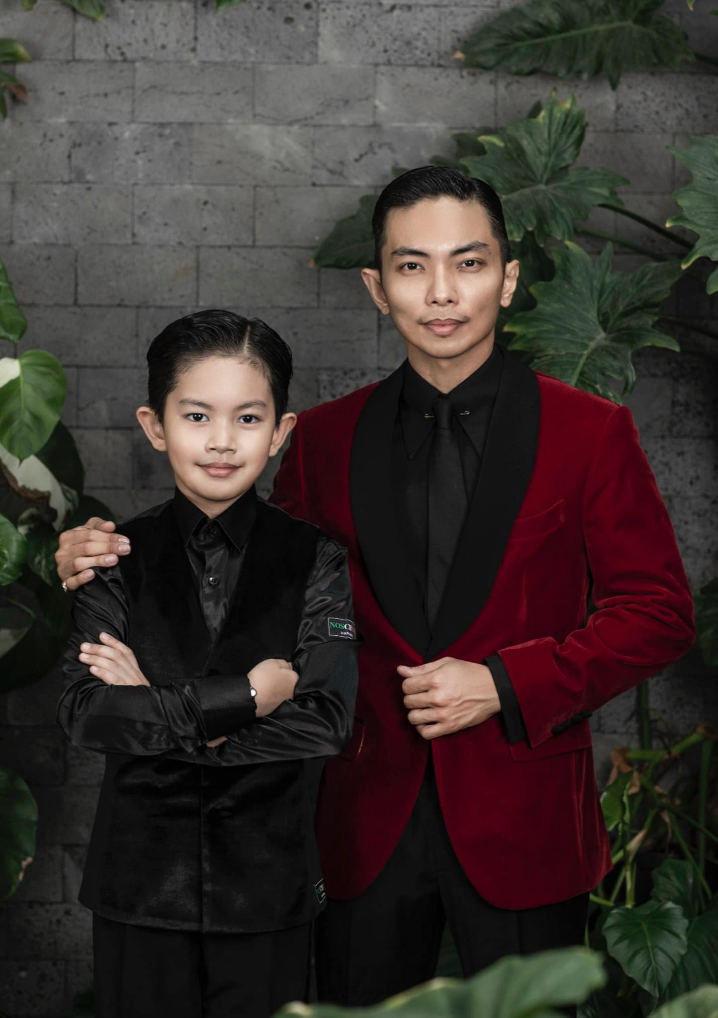 Không chỉ thừa hưởng ngoại hình và tài năng dancesport, tính cách lẫn tác phong hàng ngày của bé Kubi được mẹ nhận xét giống y hệt bố. Dù còn nhỏ tuổi nhưng quý tử Khánh Thi đã biết chú trọng ngoại hình, mái tóc luôn được chải chuốt gọn gàng. Kubi thích học theo phong cách của bố từ khi mới 3-4 tuổi. 