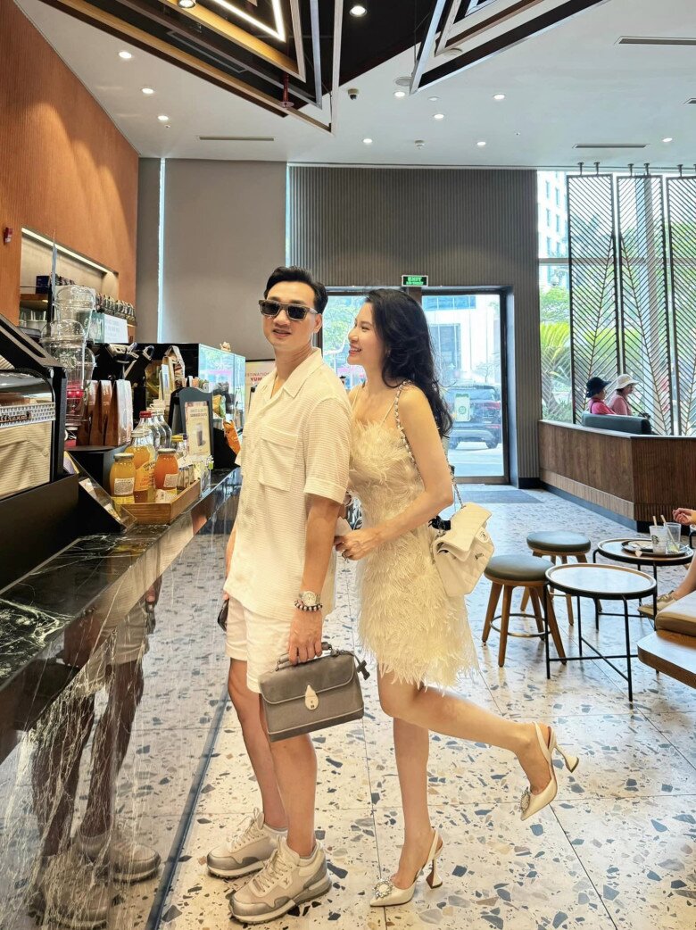 Mc thành trung nửa đêm cứu vợ giữa dòng nước lũ để chân trần đội mưa vẫn bị bà xã cựu tiếp viên trừ điểm - 6