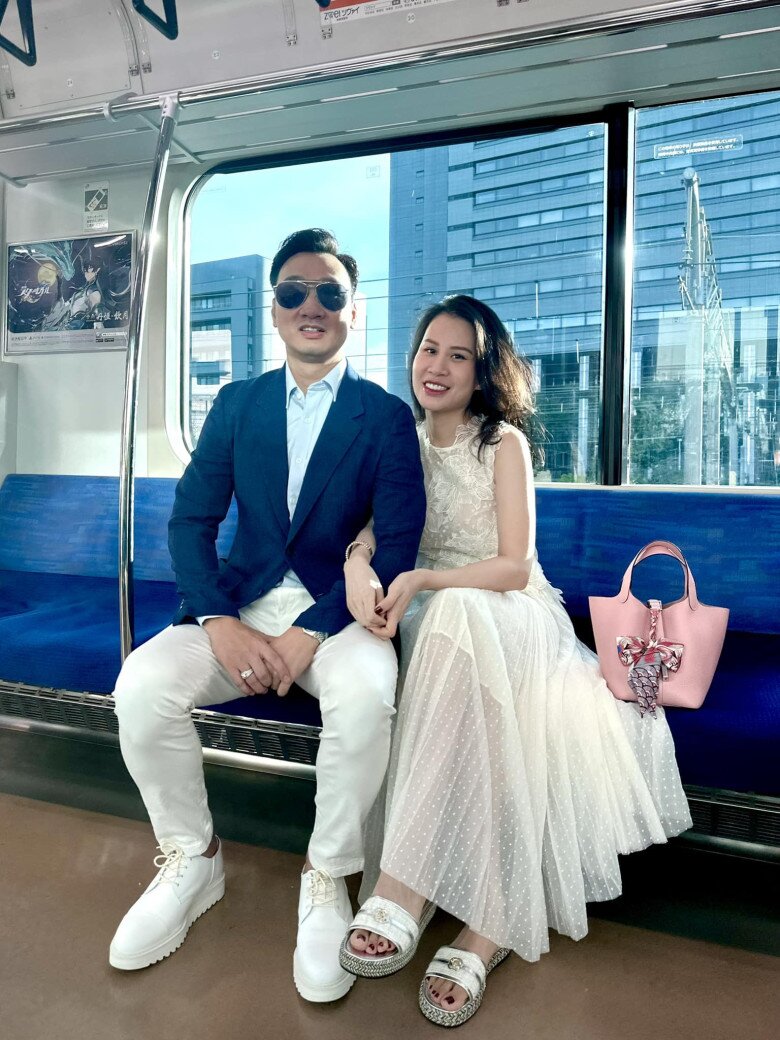 Mc thành trung nửa đêm cứu vợ giữa dòng nước lũ để chân trần đội mưa vẫn bị bà xã cựu tiếp viên trừ điểm - 2