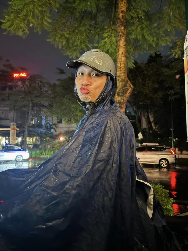 Mc thành trung nửa đêm cứu vợ giữa dòng nước lũ để chân trần đội mưa vẫn bị bà xã cựu tiếp viên trừ điểm - 4