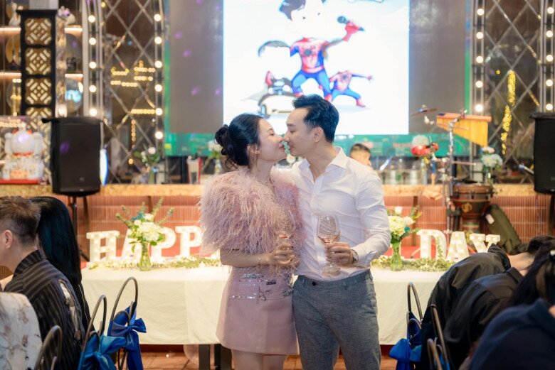 Mc thành trung nửa đêm cứu vợ giữa dòng nước lũ để chân trần đội mưa vẫn bị bà xã cựu tiếp viên trừ điểm - 10