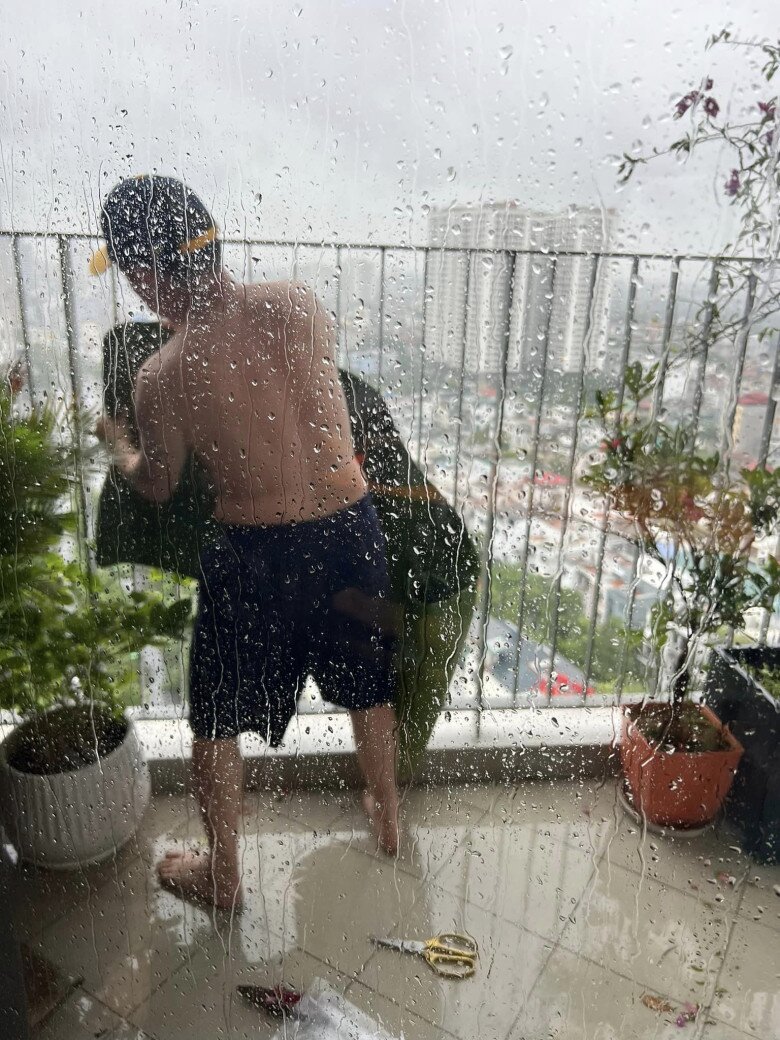 Nhạc sĩ Quốc Trung dùng tấm bạc để cản sức gió.