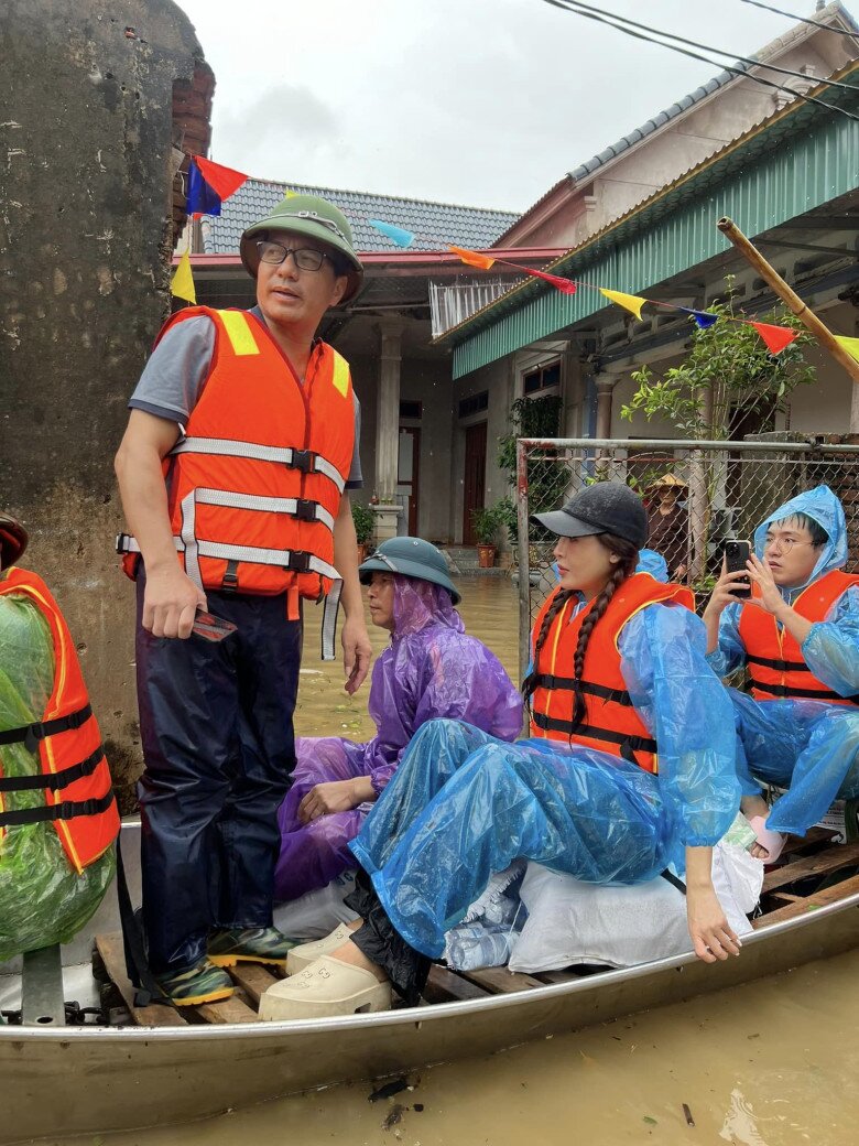 Sao Việt xông pha vào vùng lũ: Vợ chồng Hồng Đăng lội nước đến gối, Quế Vân bàng hoàng khi thấy nơi amp;#34;nước lên tới đầuamp;#34; - 4