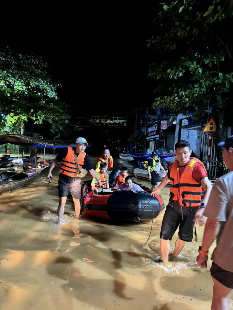 Vợ chồng Hồng Đăng - Anh Đào tham gia cứu trợ ở Tuyên Quang.