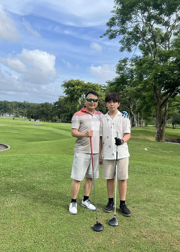 Shark Bình và con trai chơi golf ở nước ngoài.