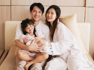 Đông Nhi sinh con gái thứ 2 cho Ông Cao Thắng, bé Hannie vừa chào đời đã lộ rõ mặt