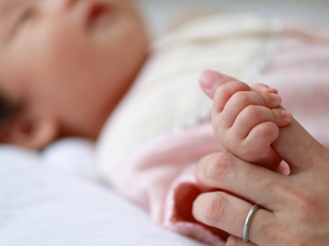 Tưởng con 2 tuổi không có “cô bé”, mẹ hốt hoảng lên mạng hỏi liền bị mắng: “Trẻ mắc bệnh nhạy cảm, đừng khám online”