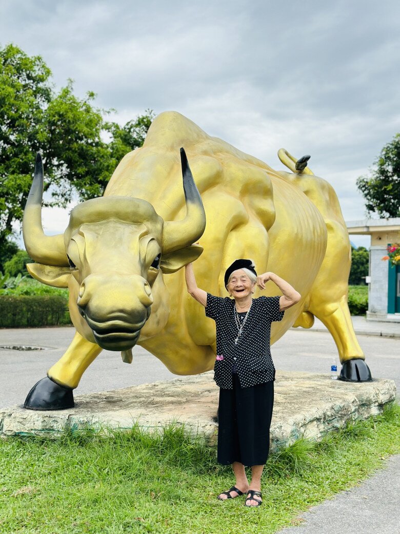 Ngoài thường xuyên vận động, bà Huynh luôn giữ tinh thần lạc quan. Ảnh: Tá Nam.