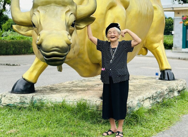 Ở tuổi 96, bà Huynh có làn da nhuận hồng, chưa phải vào viện điều trị bệnh. Ảnh: Tá Nam.