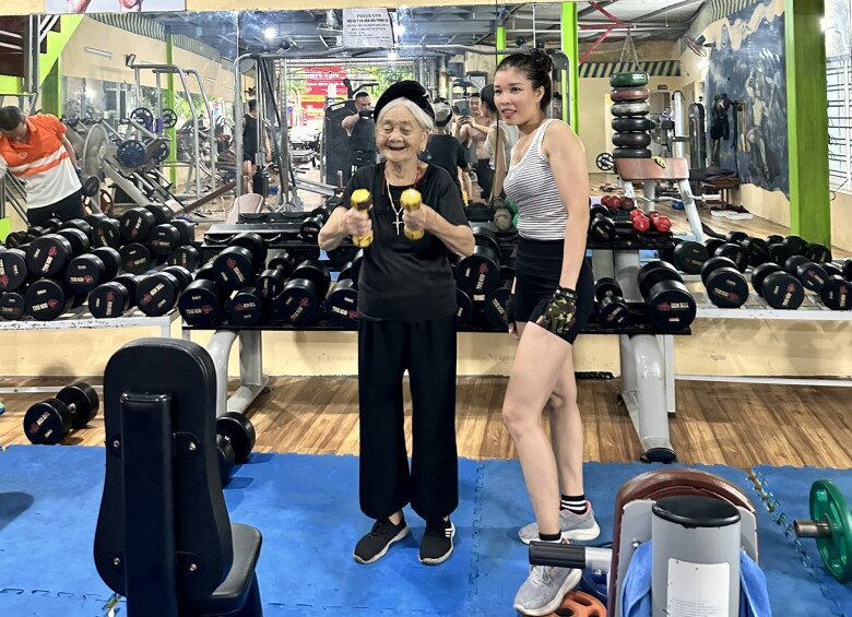 Bà Huynh trong buổi tập gym mới đây. Ảnh: Tá Nam.
