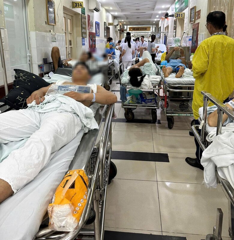Hình ảnh những người bệnh phải nằm ở hành lang bệnh viện được bác sĩ Khánh chia sẻ - Ảnh: BSCC.