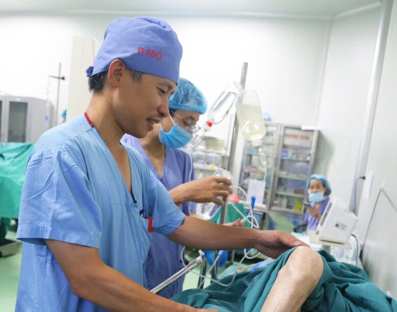 Bác sĩ Khánh đang khám cho một người bệnh - Ảnh: BSCC.