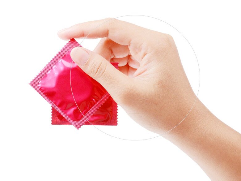 Sử dụng bao cao su đúng cách để tránh lây nhiễm HIV - Ảnh minh họa.