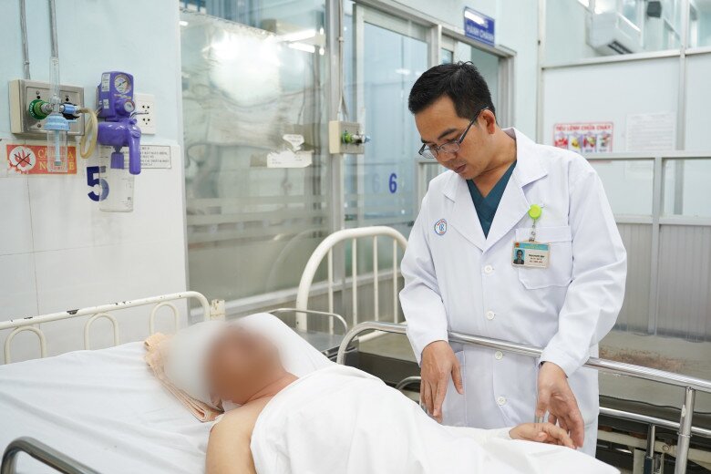 Đại úy Hạnh viết thư cảm ơn các y bác sĩ đã cứu chữa cho mình khi xuất viện về nhà theo dõi sức khỏe. Ảnh: BVCC.