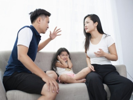 Thường xuyên “làm bạn” với iPad, chứng kiến bố mẹ cãi nhau, bé gái mắc căn bệnh tâm lý chữa 7 năm chưa khỏi