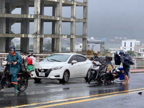 Hàng loạt người đi xe máy ngã trên cầu Thuận Phước vì mưa gió lớn