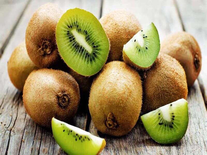 Ngoài có dư lượng thuốc trừ sâu thấp, kiwi còn có hàm lượng vitamin C gấp đôi cam, thường xuyên ăn có thể giúp bạn tăng cường hệ miễn dịch và sức đề kháng để chống lại bệnh tật.
