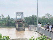 Từ vụ sập cầu Phong Châu ở Phú Thọ, cách nào thoát khỏi xe hơi, tránh đuối nước khi rơi xuống sông?