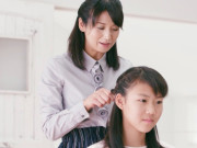 Bé gái 9 tuổi phát hiện mắc ung thư sớm từ việc làm của mẹ lúc tắm cho con