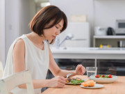 12 dấu hiệu khó chịu khi ăn và ngủ báo hiệu ung thư sắp đến, nhiều người nghĩ bệnh thông thường nên bỏ qua