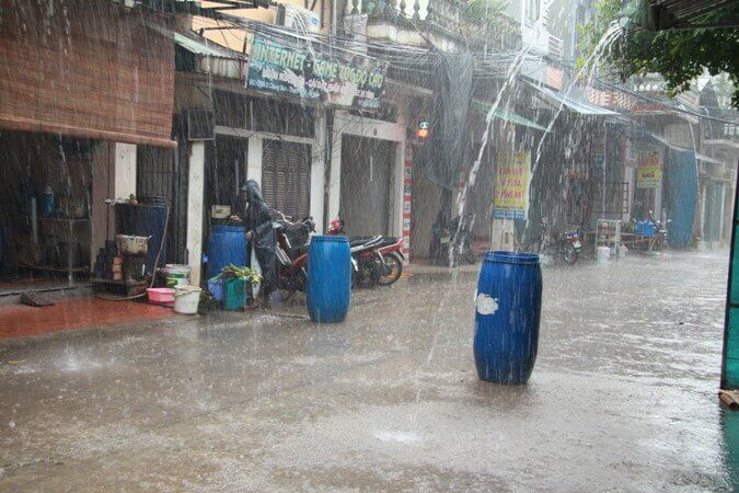 Theo Bộ Y tế, trong tình hình bão lũ, nước mưa là nguồn nước ít bị ô nhiễm, người dân nên tận dụng để nấu ăn, nấu nước uống. 