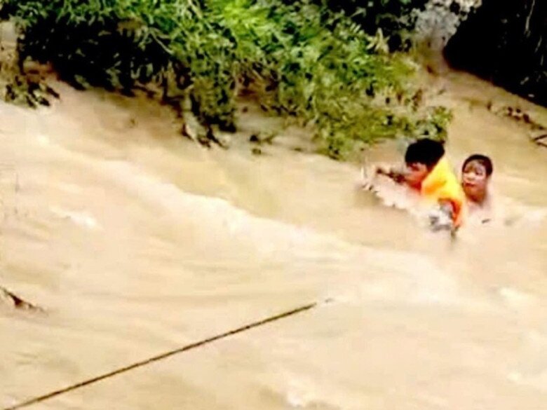 Nam thanh niên được lực lượng chức năng giải cứu sau 9 ngày mắc kẹt giữa dòng nước lũ.