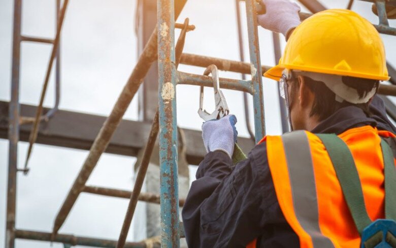 Bác sĩ Quốc khuyến cáo, những người làm việc trên cao như thợ điện, thợ xây... thì không nên làm việc một mình. Ảnh minh họa.