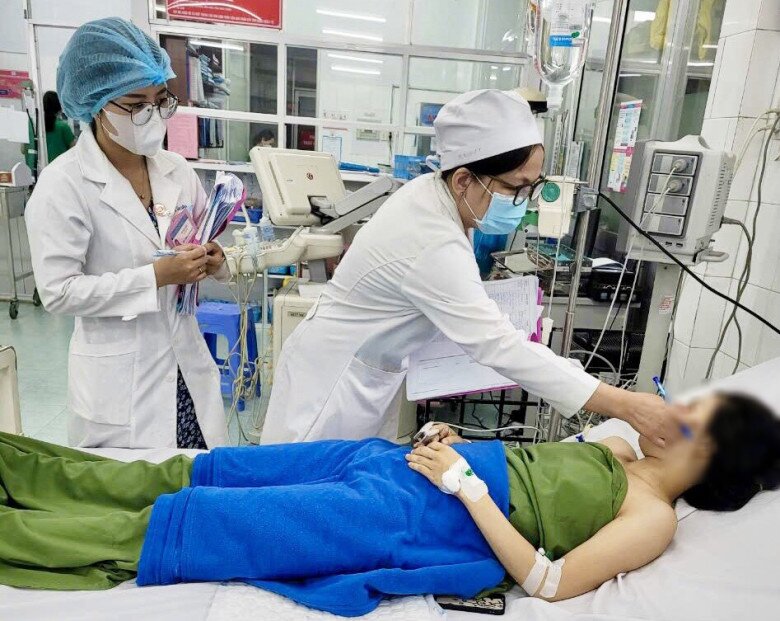 Chị Huyền đang được các bác sĩ chăm sóc sau sinh. Ảnh: BVCC.