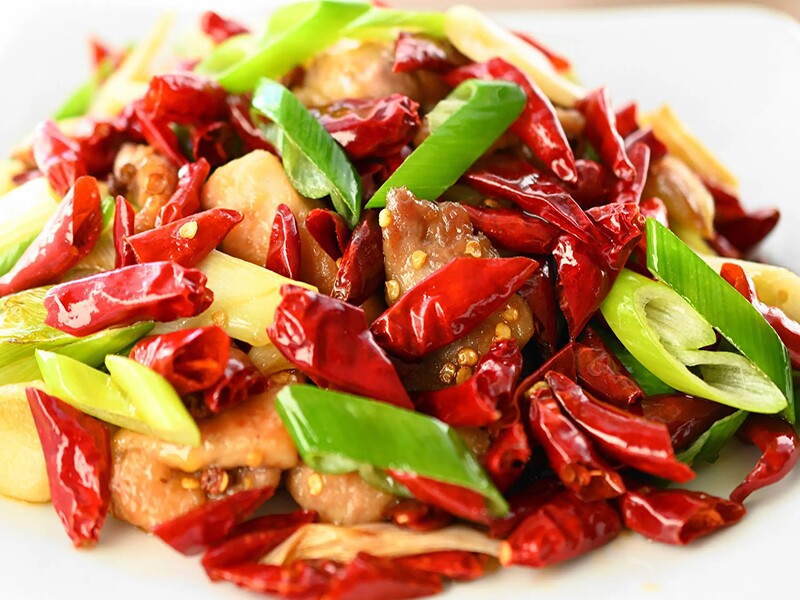 Ớt chứa capsaicin, một loại chất hóa học có tác dụng tăng lưu thông máu và kích thích sản xuất hormone cải thiện tâm trạng endorphins, từ đó giúp tăng ham muốn tình dục.