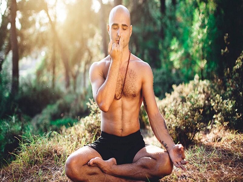 Nguyên nhân số 1 làm suy giảm ham muốn của nam giới là căng thẳng. Bài tập thở pranayama thực hiện bằng cách ngồi xếp bằng, thẳng lưng, dùng ngón tay che mũi, hít vào bằng mũi còn lại và giữ hơi thở sẽ giúp bạn đẩy lùi căng thẳng, từ đó giúp cải thiện chuyện “yêu”.