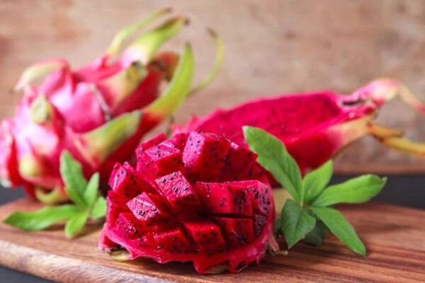 Theo bác sĩ Vũ, thanh long ruột ᵭỏ thường nhiḕu ᵭường hơn thanh long ruột trắng. Ảnh minh họa.