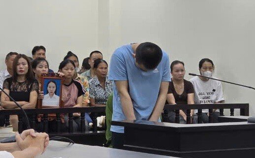 Hào cúi gục tại phiên tòa xét xử tội ác mất nhân tính của mình. Ảnh tư liệu.