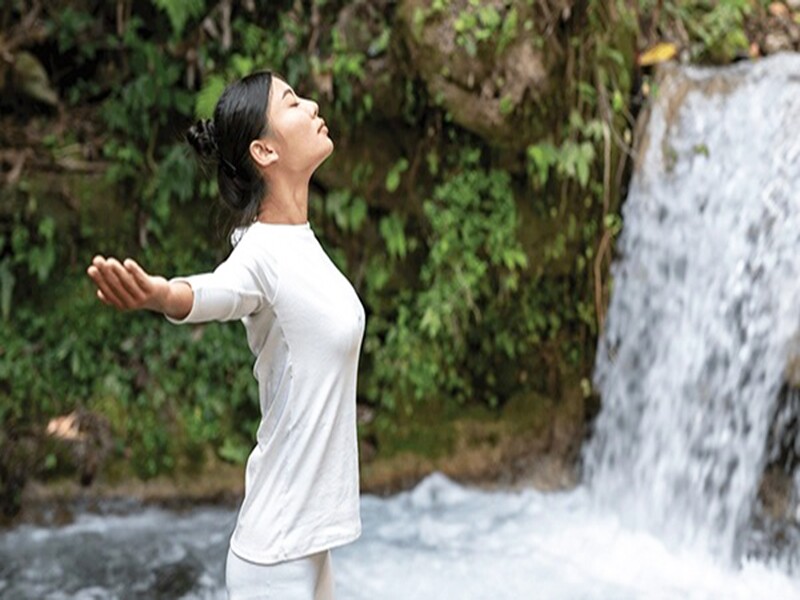 Hoàng đế Càn Long cũng luôn dậy sớm để ra ngoài trời luyện tập hít thở. Theo các bác sĩ, đây là thói quen giúp cơ thể giải phóng endorphin, giảm lượng axít trong cơ thể, tăng cường đào thải các chất độc và giảm khả năng phát triển bệnh tật, trong đó có ung thư.
