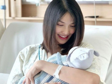 Nhận tin báo bệnh nhân ung thư buồng trứng sinh được con, bác sĩ vui mừng khoe: "Đây là kỳ tích của y khoa"