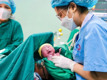 Người phụ nữ Nghệ An sinh con trai thứ ba khỏe mạnh, nặng 3,2kg ở tuổi 50