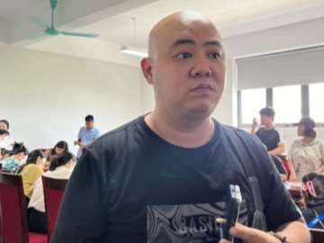 Hàng trăm phụ huynh quây kín Trường Tiểu học Tây Mỗ 3 để chất vấn về vấn đề tuyển sinh