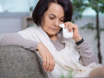 Thương con trai vừa đi làm, vừa đưa mẹ đi chạy thận rồi ngủ gà ngủ gật, người phụ nữ ở TP.HCM bị trầm cảm